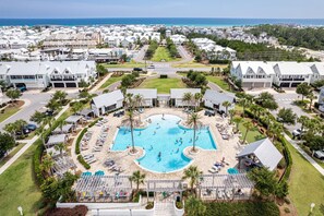 Ein Resort mit einem zentralen Schwimmbecken, mehreren Gästehäusern und Blick auf den Ozean.