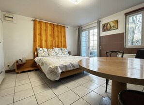 Tabla de planchar con plancha, wifi gratis, ropa de cama