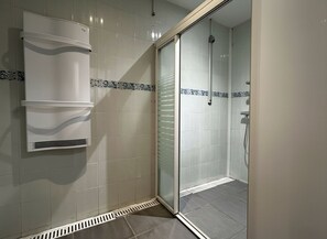 Suihku, hiustenkuivaaja, pyyhkeet, saippua