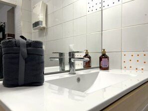 Dusche, Haartrockner, Handtücher, Seife