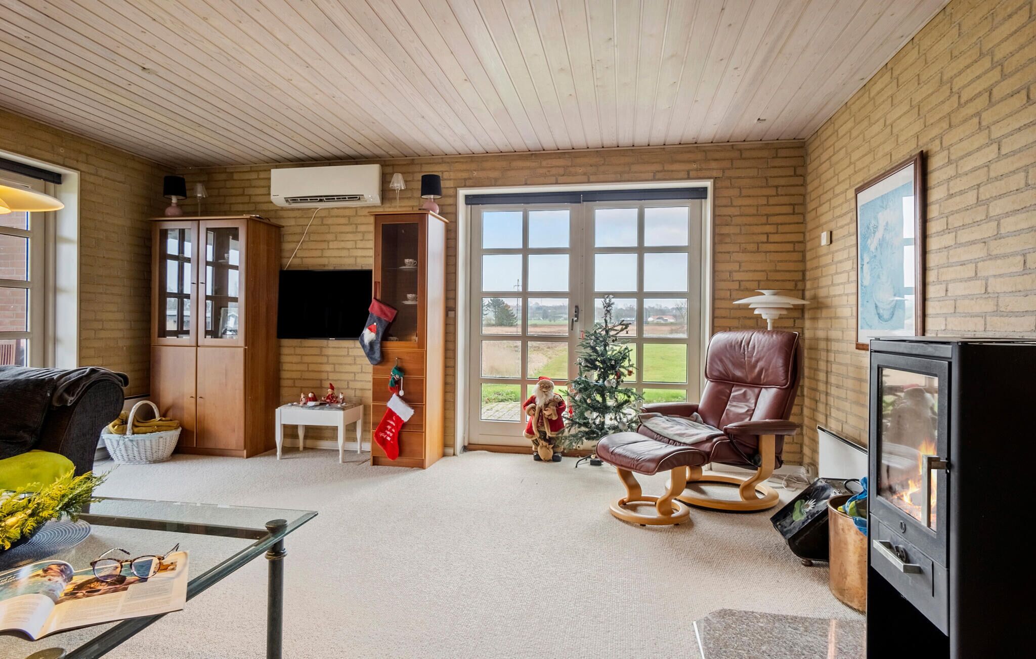 Smart TV, fireplace