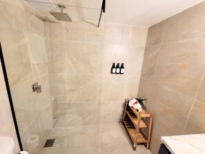 Hair dryer, towels, soap, toilet paper - Stunning Ocean View Le Coco Isla Verde Design standout  on the Beach (Carolina)