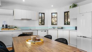 Fridge, stovetop