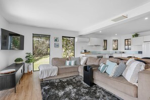 Living area - Main House @ Apollo Bay Ridge (Apollo Bay)
