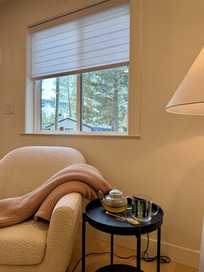 Smart TV, fireplace - Super Cozy, 3BR, Tahoe Cabin, Fireplace, Near Everything (South Lake Tahoe)