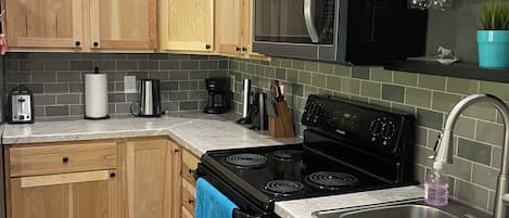 Een koelkast, een microgolfoven, een oven, een kookplaat