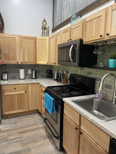 Perfect Quiet Escape 2-bedroom cottage near Lake Barkley with AC in Cadiz KY