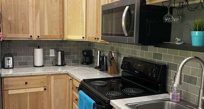 Perfect Quiet Escape 2-bedroom cottage near Lake Barkley with AC in Cadiz KY