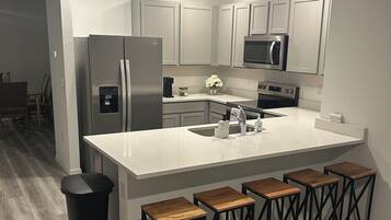 Astianpesukone, kahvin-/teenkeitin, keittoastiat/astiat/ruokailuvälineet