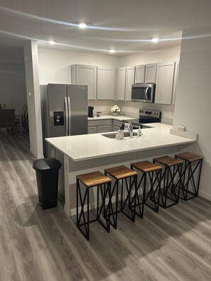 Lavavajillas, cafetera y tetera y utensilios de cocina 