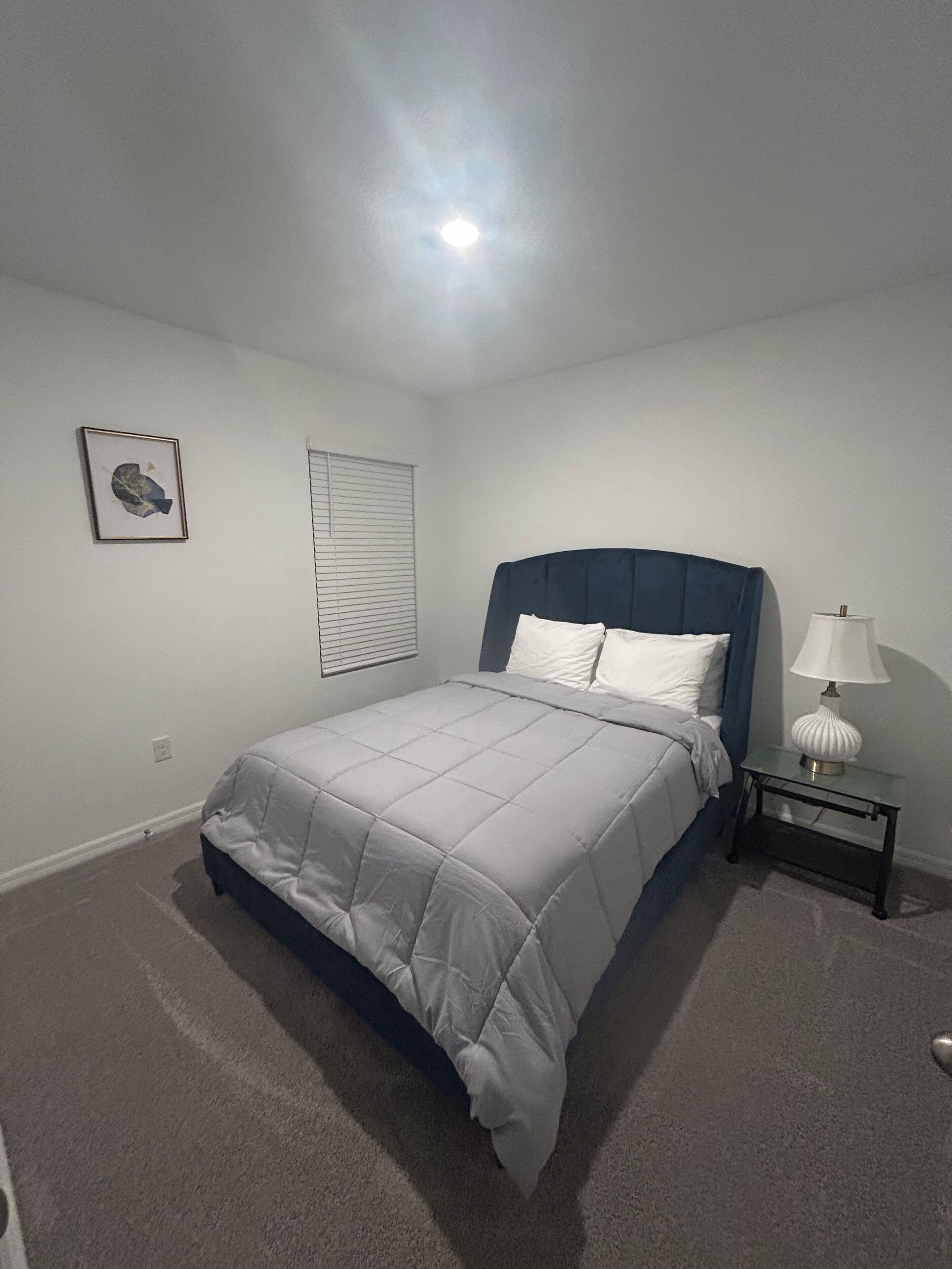 Tabla de planchar con plancha, wifi gratis y ropa de cama 