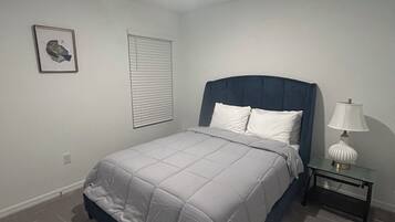 Tabla de planchar con plancha, wifi gratis y ropa de cama