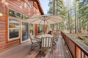 Outdoor dining - Kindred Pines at Tahoe Donner by Tahoe Getaways - 3BR with Pool Table & HOA (Truckee)