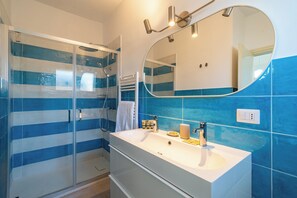 Dusche, Haartrockner, Bidet, Handtücher