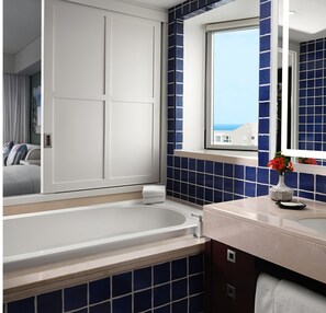 Sèche-cheveux, serviettes fournies, savon, shampoing