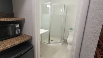 Dobbeltrom – standard, 1 dobbeltseng, ikke-røyk | Bad | Dusj, håndklær, såpe og toalettpapir
