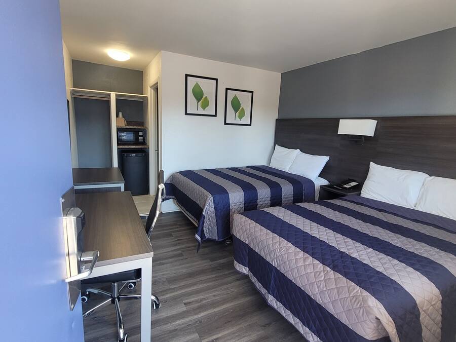 Quarto casal standard, 2 camas de casal | Wi-Fi de cortesia, roupa de cama