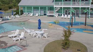 Un complexe hôtelier doté d’une piscine, de chaises longues et d’un bâtiment avec un balcon.