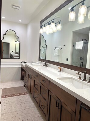 Towels, soap, toilet paper - Mountain Side luxury Condo (Ketchum)