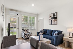 Smart TV - Modern City Retreat- Walk to Convention Center (Hot Springs)
