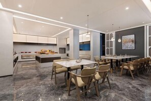 A modern dining area with a marble floor, a central island with seating, and a large table with chairs. - Meilun Hotel, Baymax Center, Dongting, Wuxi (Wuxi)
