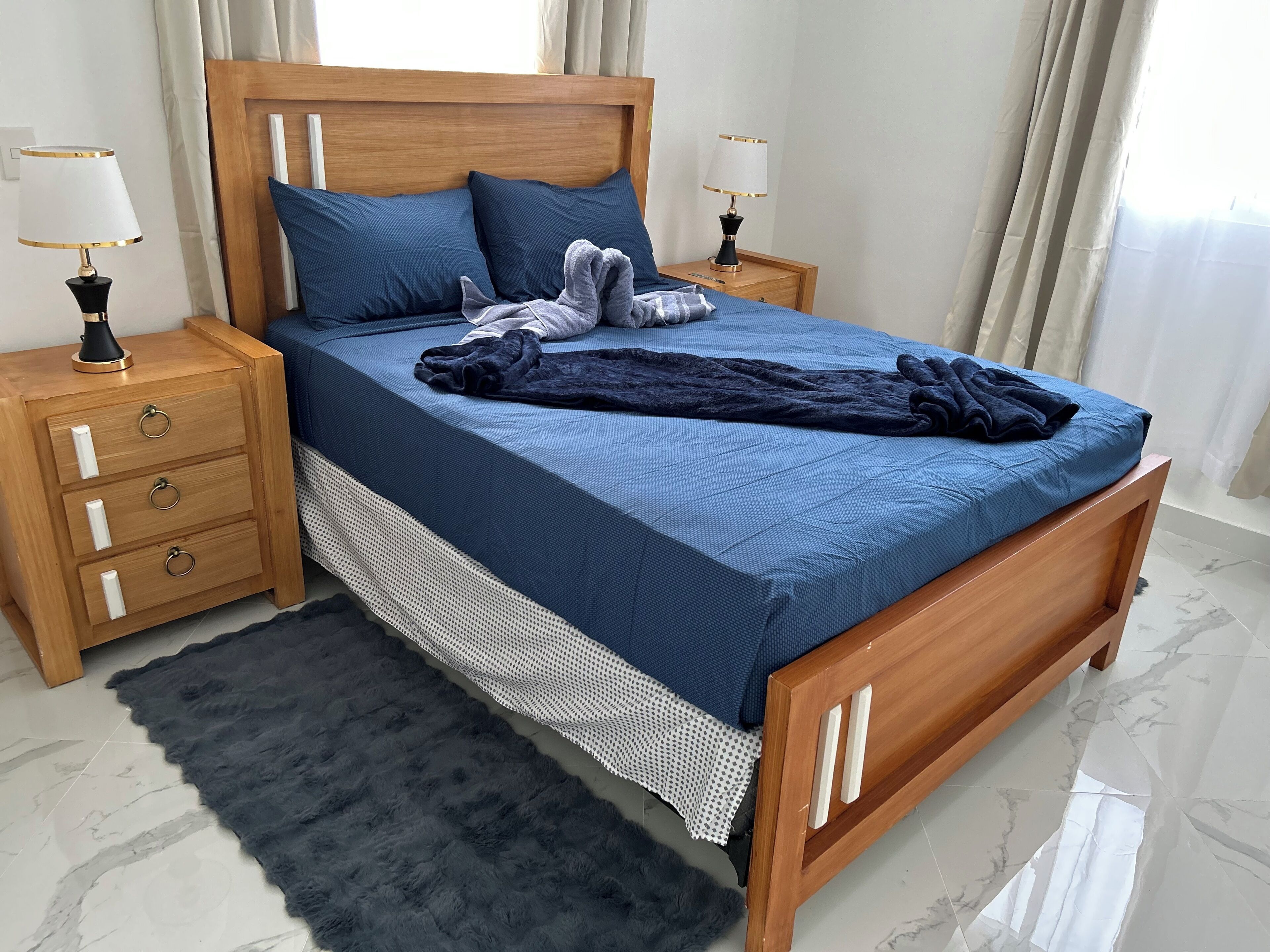 Een strijkplank/strijkijzer, wifi, beddengoed