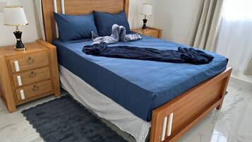 Een strijkplank/strijkijzer, wifi, beddengoed