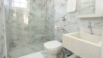 Deluxe Apartment | Bathroom