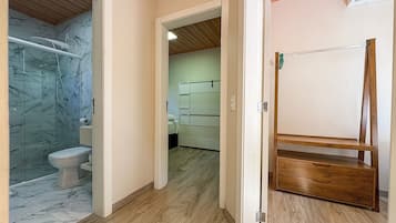 Apartemen Basic | Kamar mandi | Shower dan handuk