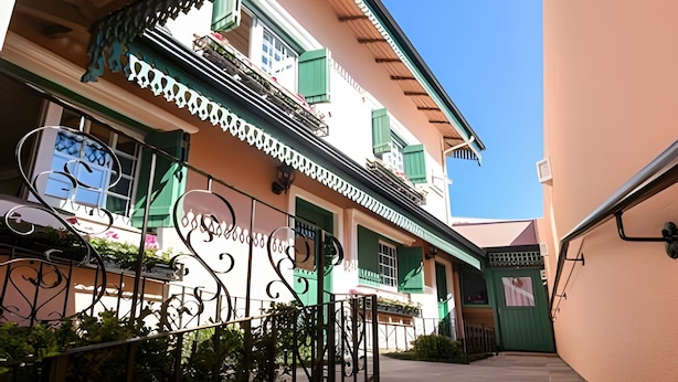 A traditional building with a balcony, a gate, and a clear sky. - Bella Serra Gramado Residence (Gramado)
