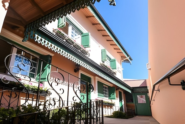 A traditional building with a balcony, a gate, and a clear sky. - Bella Serra Gramado Residence (Gramado)