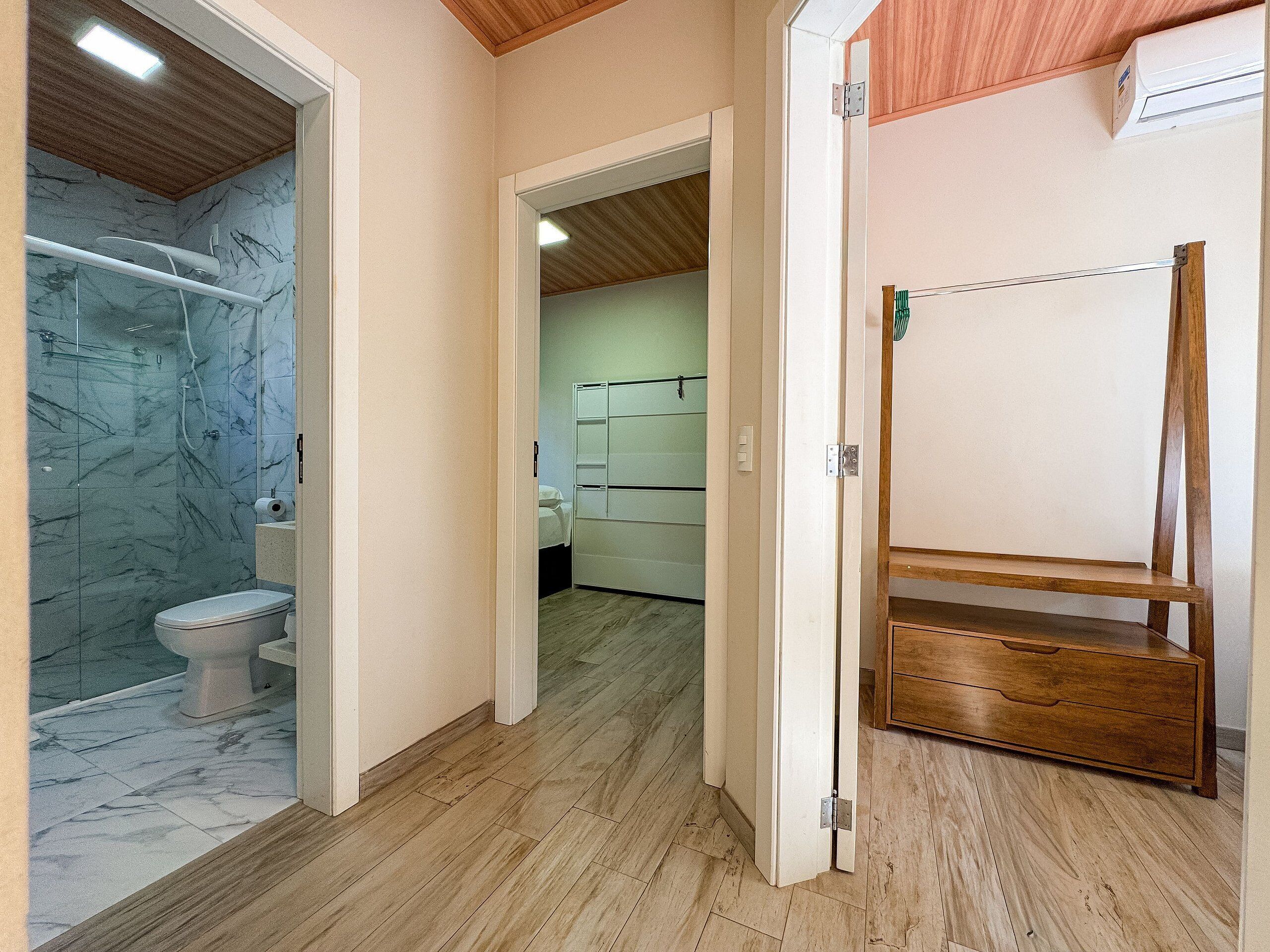 Eenvoudig appartement | Badkamer | Een douche, handdoeken