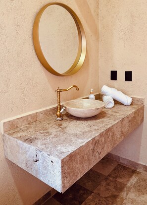 Toalhas de banho, sabonete, papel higiênico 