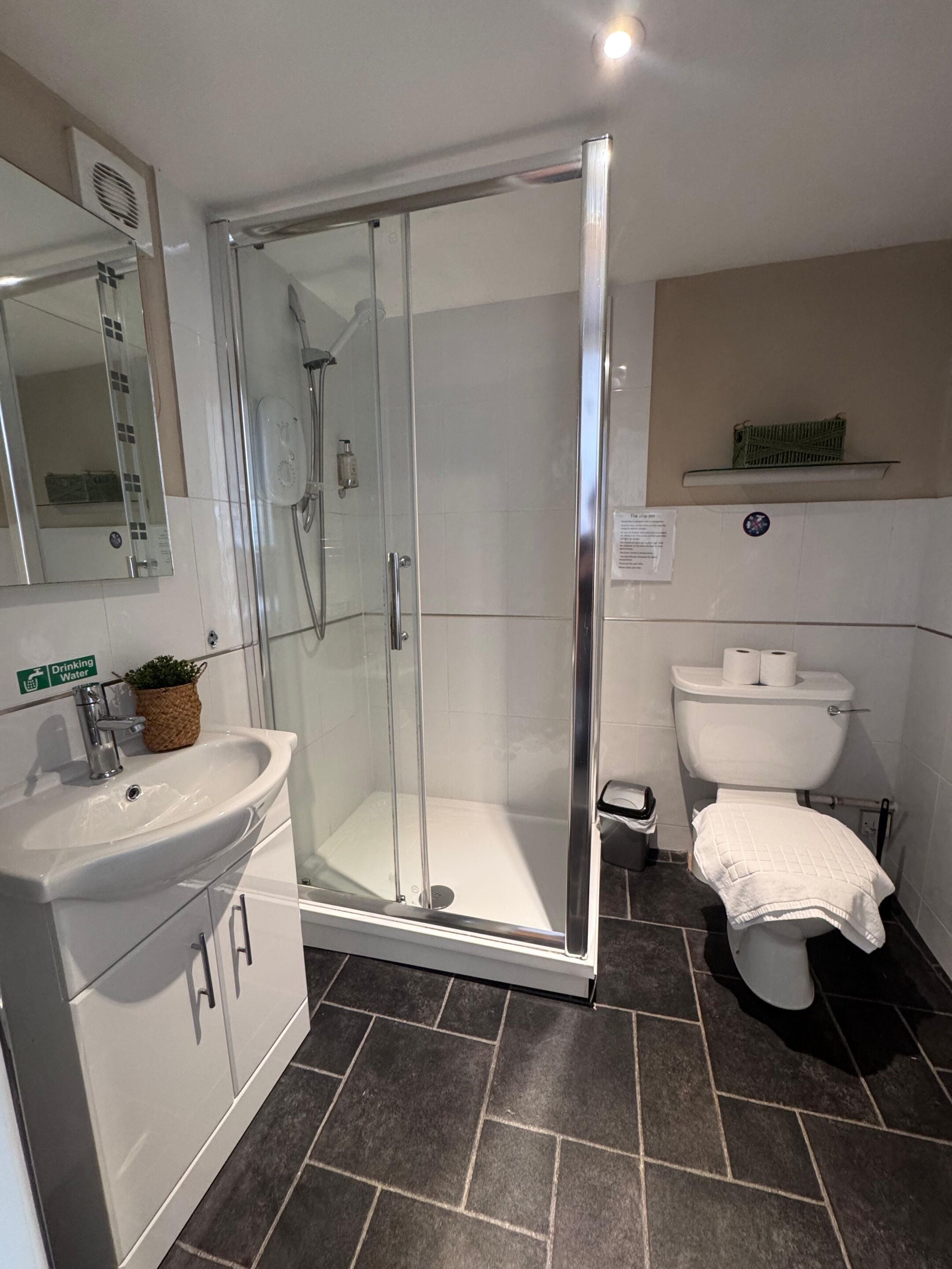 Chambre double, salle de bain attenante | Salle de bain | Articles de toilette (gratuits), savon, shampooing, papier de toilette