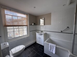 Doppelzimmer, mit Bad | Badezimmer | Kostenlose Toilettenartikel, Seife, Shampoo, Toilettenpapier
