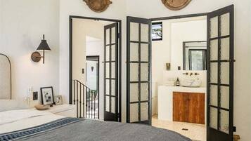 Desk, iron/ironing board, WiFi, bed sheets