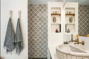 Bathroom - No 4 Newrybar- Hinterland Retreat (Ballina)