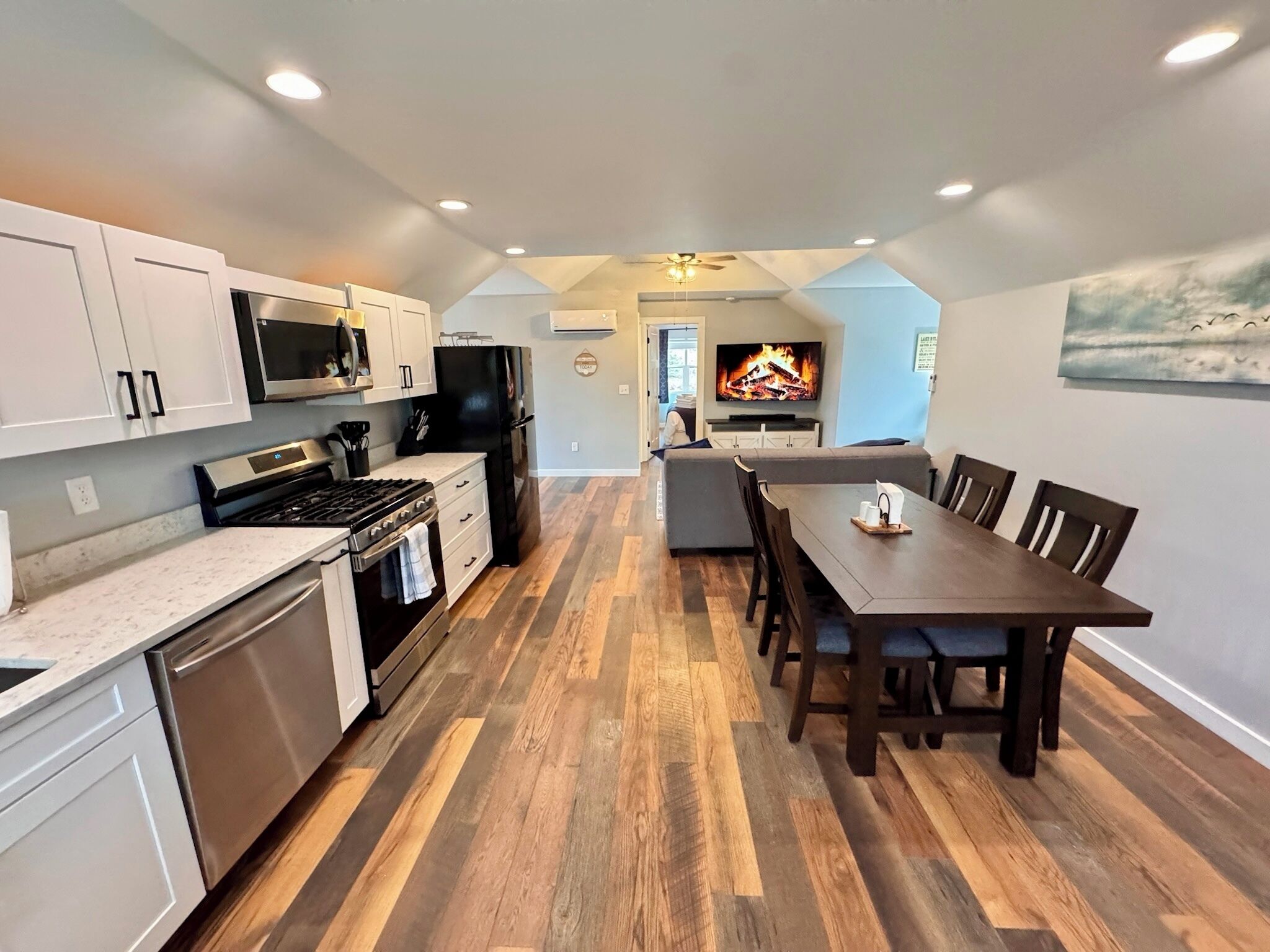 Jääkaappi, mikroaaltouuni, uuni, liesi