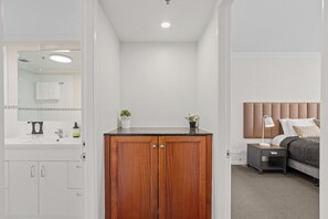 A bedroom with a bed, bedside table, and nightstand. - CBD River Views | Pool, Sauna, Parking + Sleeps 4 (Brisbane City)