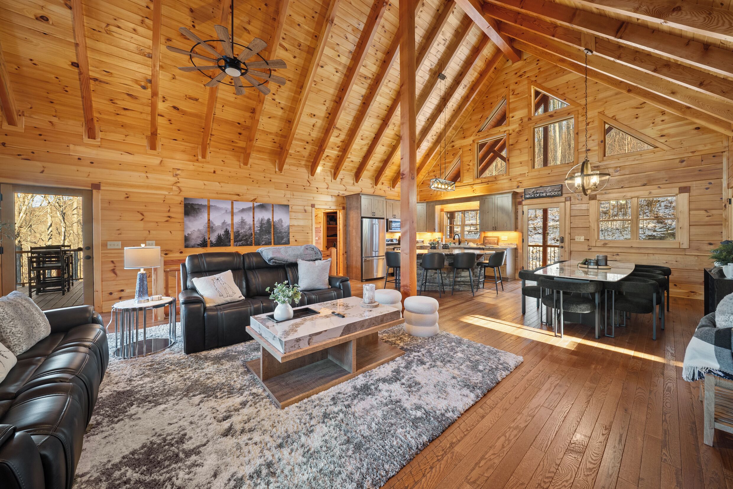 Télévision, cheminée, baby-foot