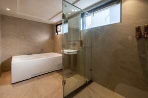 Shower, rainfall showerhead, free toiletries, towels - Fabhotel Lee Way (New Delhi)