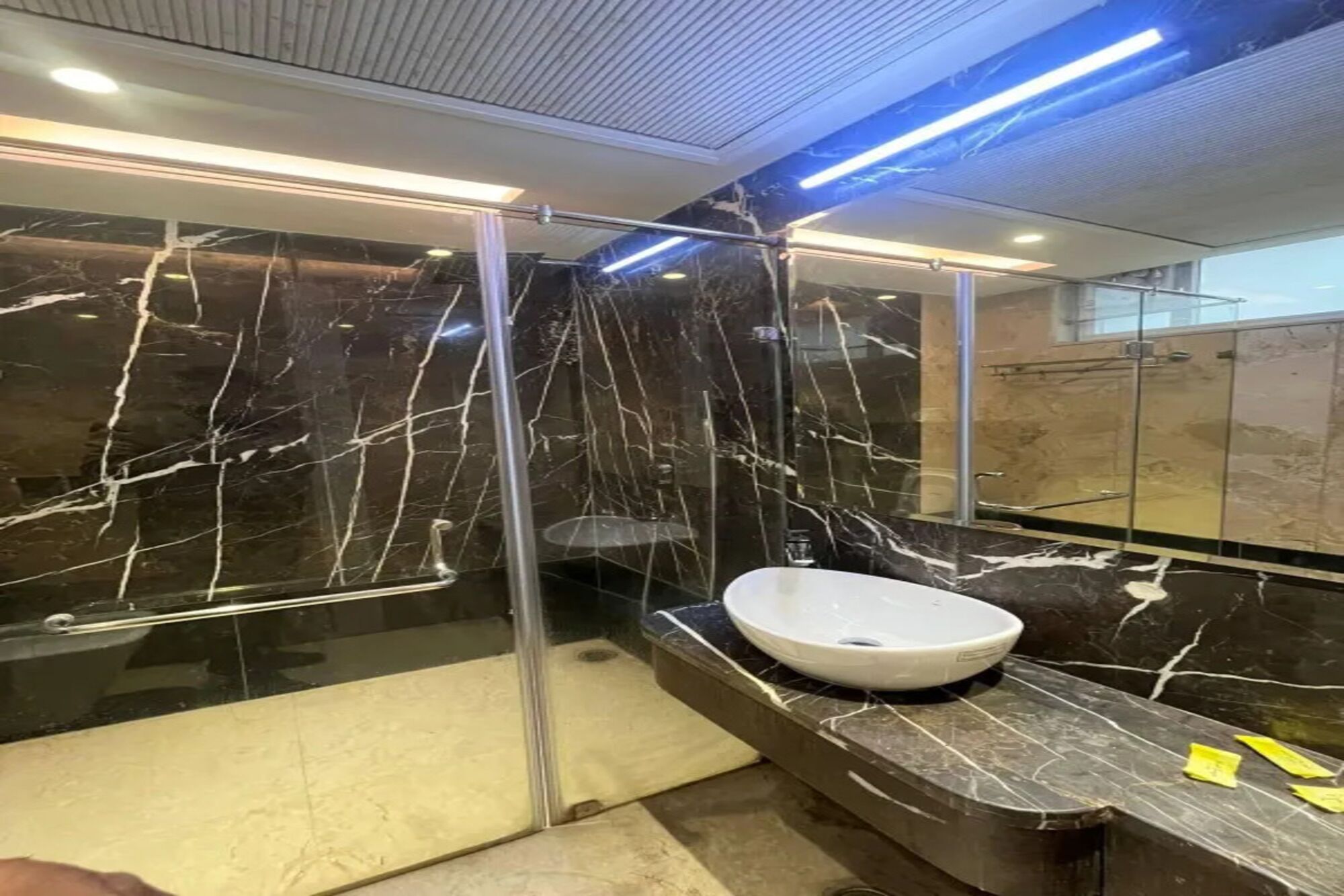 Shower, rainfall showerhead, free toiletries, towels