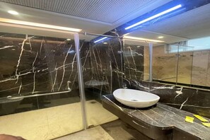 淋浴設備、雨淋花灑、免費梳洗用品、提供毛巾