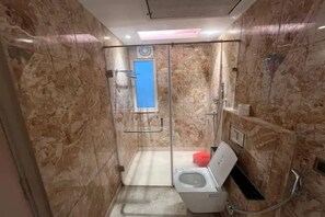 Shower, rainfall showerhead, free toiletries, towels - Fabhotel Lee Way (New Delhi)