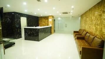 Coin salon dans le hall