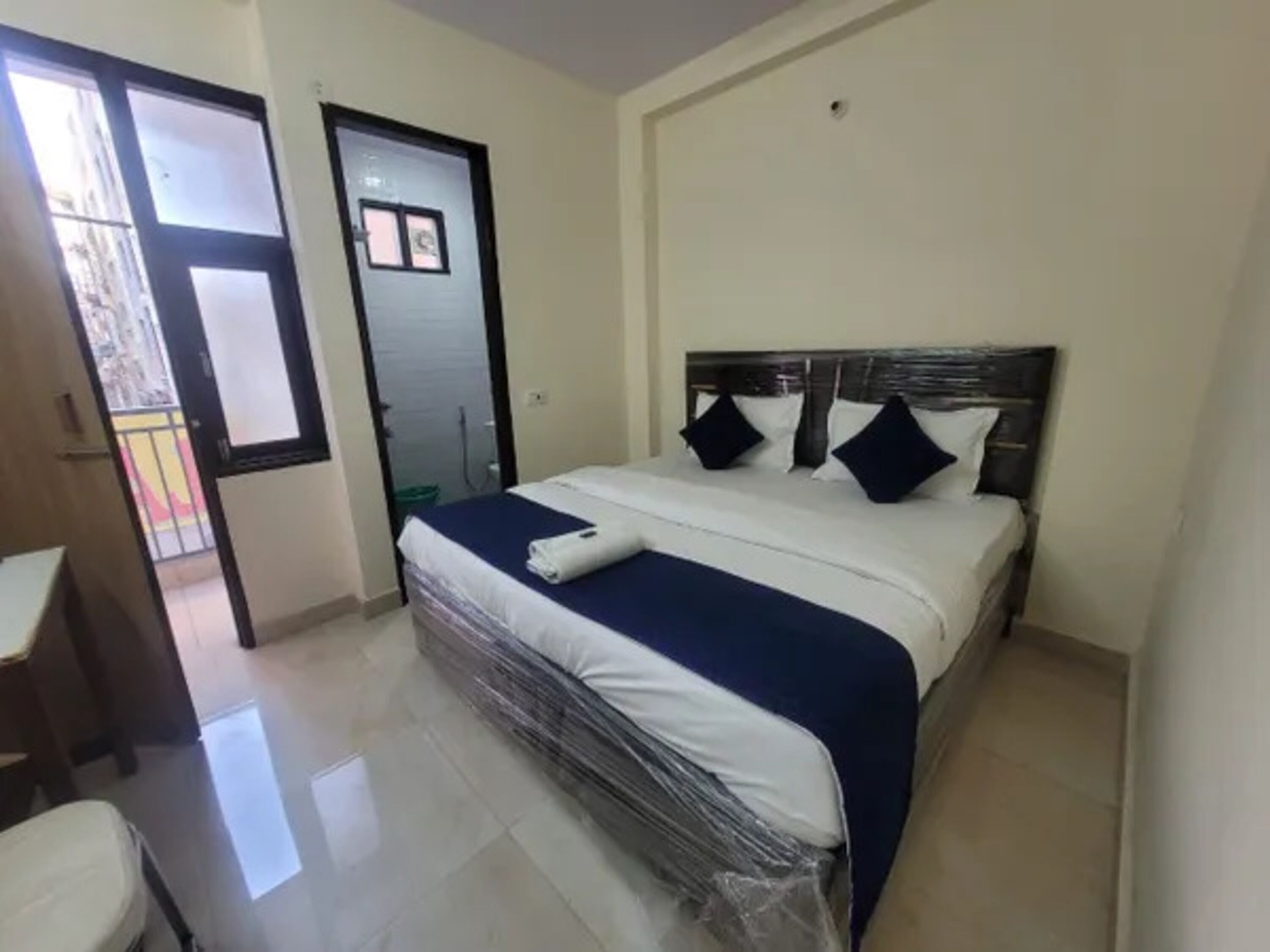 Egyptian cotton sheets, premium bedding, free WiFi, bed sheets