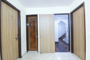 Lobby - Fabhotel Glass Castle (New Delhi)