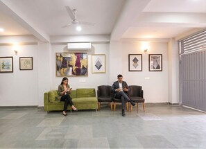 Lobby sitting area - Fabhotel Glass Castle (New Delhi)