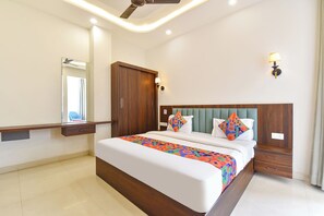 Egyptian cotton sheets, premium bedding, in-room safe, free WiFi - Fabhotel Golden Sapphire (Jaipur)