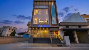Um edifício de hotel moderno com uma placa de destaque para 'HOTEL GOLDEN SAPPHIRE' e marca 'tabHOTELS'.